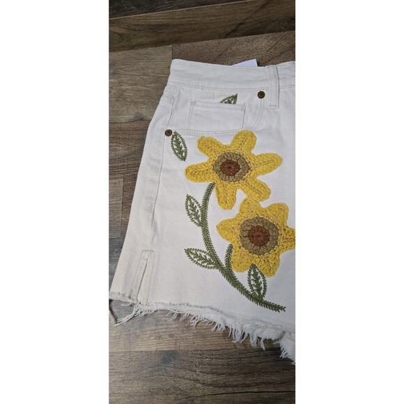 Blank NYC The Reeve Sunflower Floral Embroidered White Denim Shorts 27 New w Tag - Picture 4 of 14